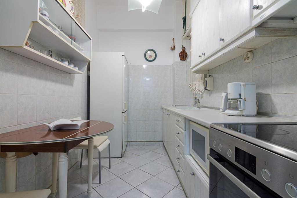 Vintage Style Apartment With Beautiful Backyard Atenas Exterior foto