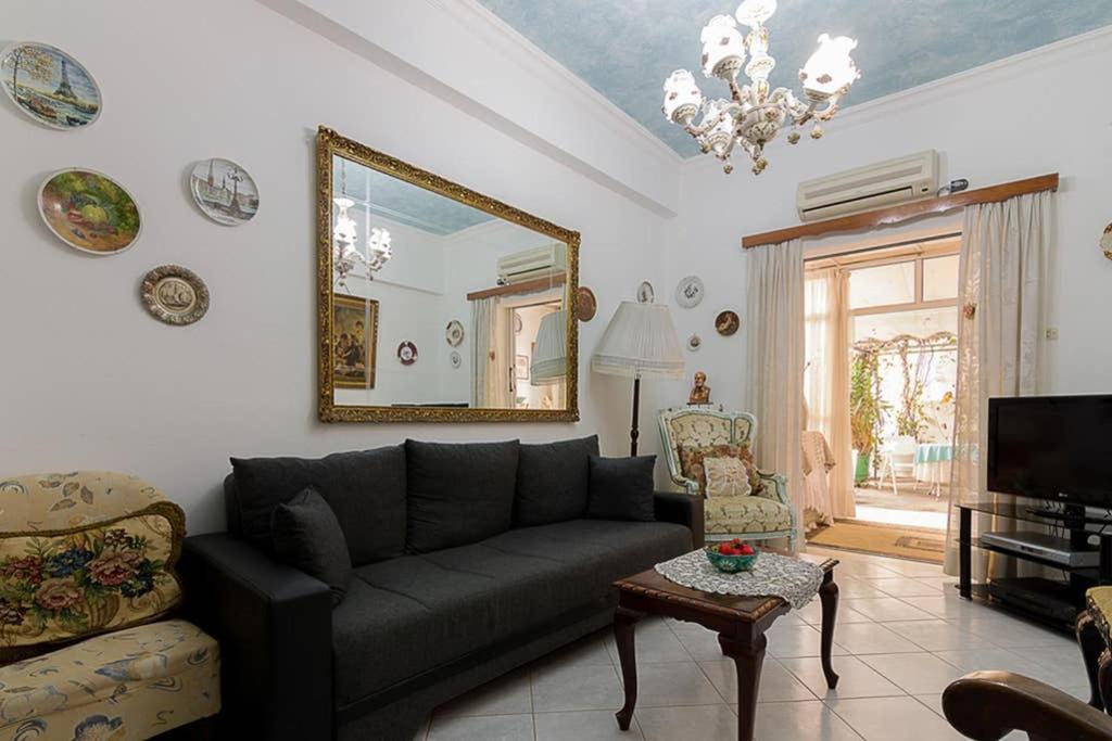 Vintage Style Apartment With Beautiful Backyard Atenas Exterior foto